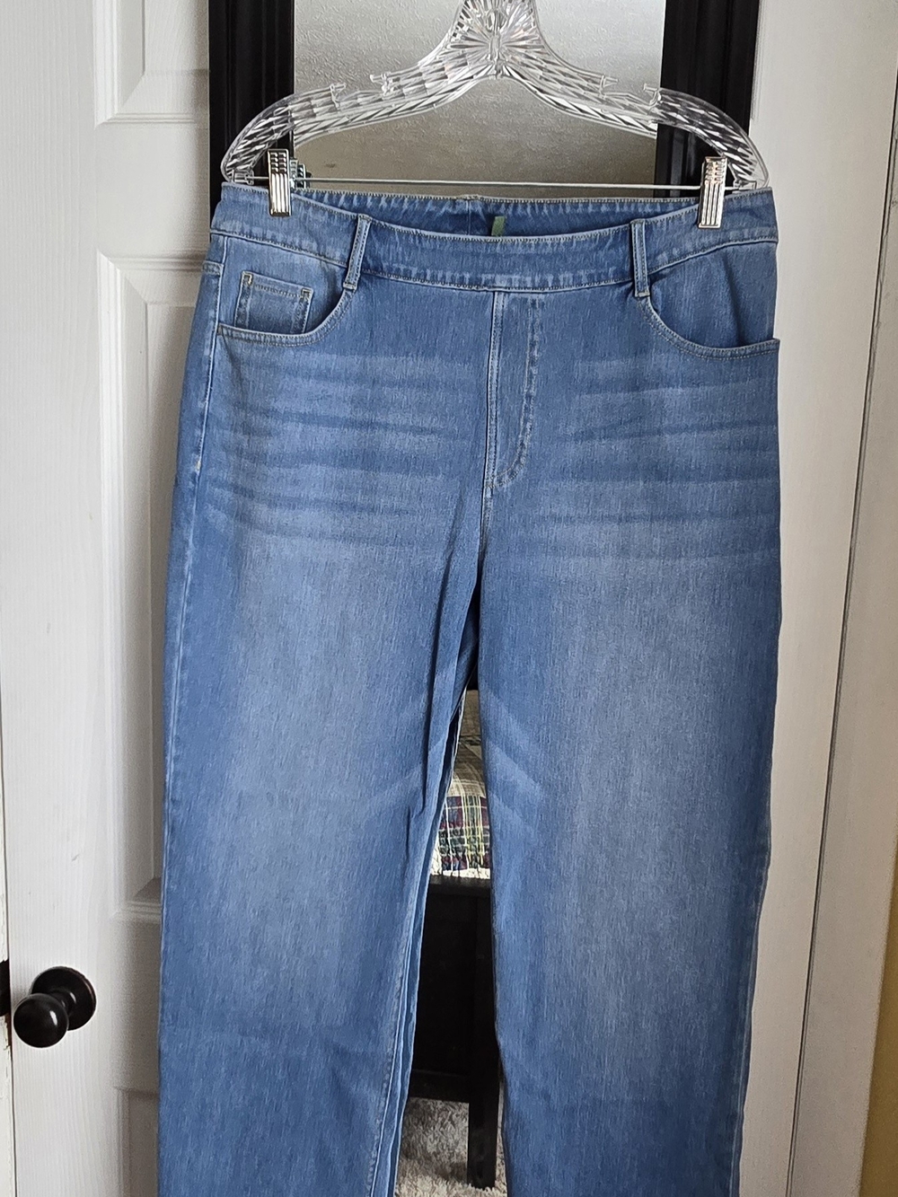 HALARA Straight-Leg Stretch Jeans in Light Blue Wash